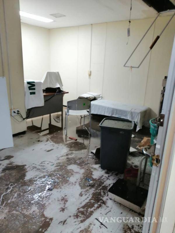 $!Fue un caos lo que se generó en la clínica, por el torrente de agua que se metió.