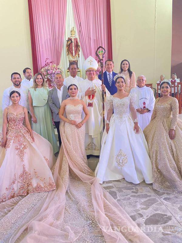 $!Las actuales soberanas junto a autoridades civiles y religiosas tras la misa patronal.