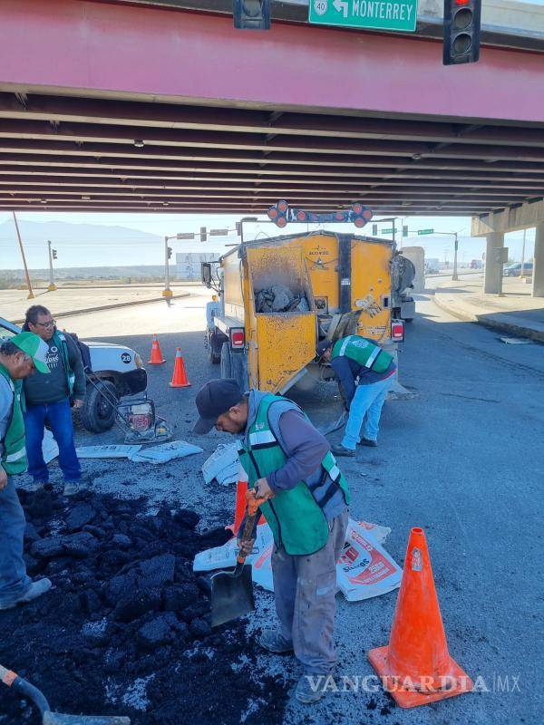 $!La reparación se llevó a cabo en el acceso que conecta hacia el norte de Saltillo, punto estratégico utilizado diariamente por trabajadores de las zonas industriales de la región.