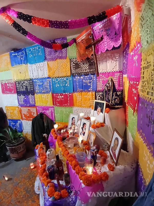 $!Cada elemento del altar tiene un significado: velas, agua, sal, pan de muerto, monedas, espejo, cruz de cal, perrito y ánima sola.