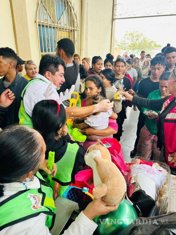 $!En su paso a Estados Unidos, los migrantes disfrutaron el jueves de una posada.