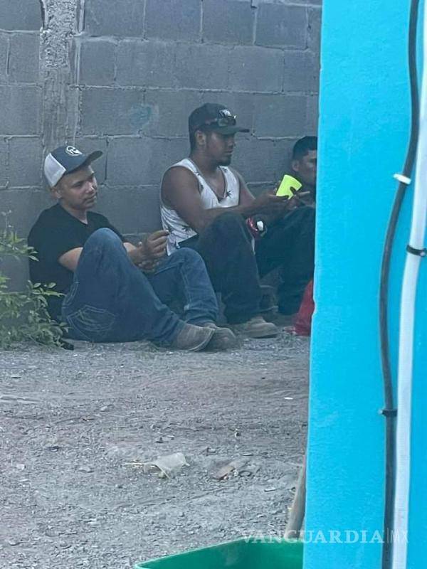 $!Es la última imagen que sus familiares tuvieron de Irving (playera blanca), minutos antes de emprender la caminata hacia la Sierra de Ocampo donde murió, tras ser abandonado por los polleros.