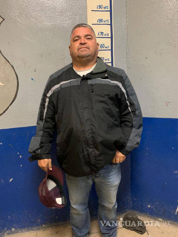 $!Luis Olvera Rodríguez, de 43 años, es el hombre que puso la corona fúnebre.