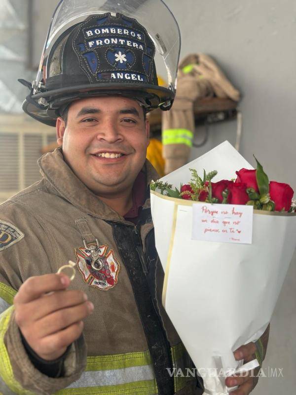 $!Con un anillo, un ramo de rosas y mucha entereza, el bombero dio el gran paso.