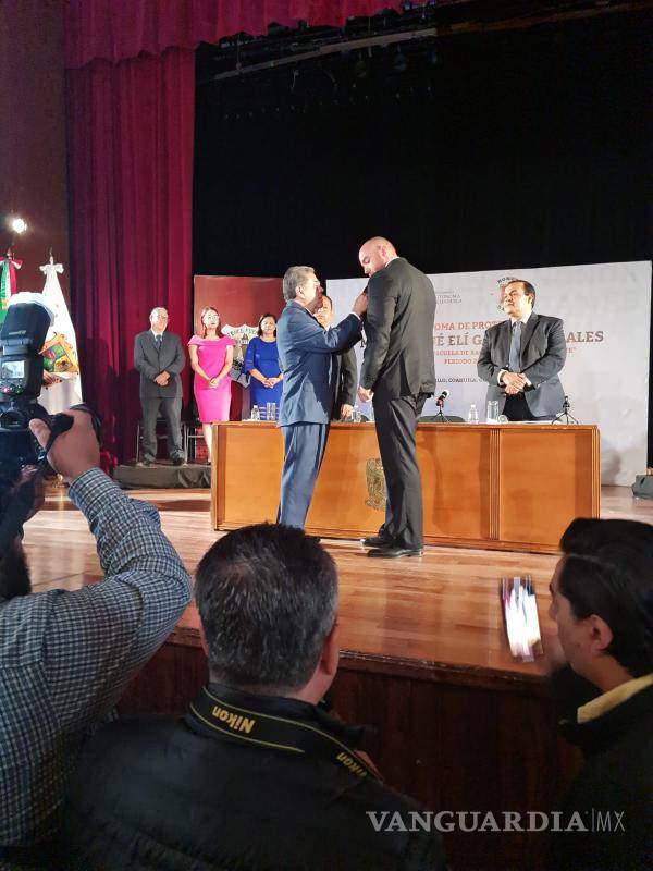 $!Durante la toma de protesta, el rector Salvador Hernández Vélez entregó un Pin Institucional al director Josué Elí Garza Carrale como símbolo de identidad y compromiso académico.