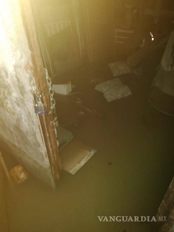 $!El agua dejó inservible el mobiliario; la dueña pide solidaridad a los saltllenses.