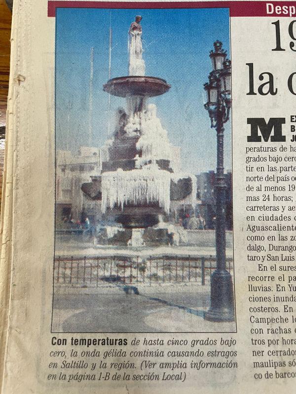 $!La emblemática fuente de la Plaza de Armas de Saltillo quedó completamente congelada durante la helada de diciembre de 1997.