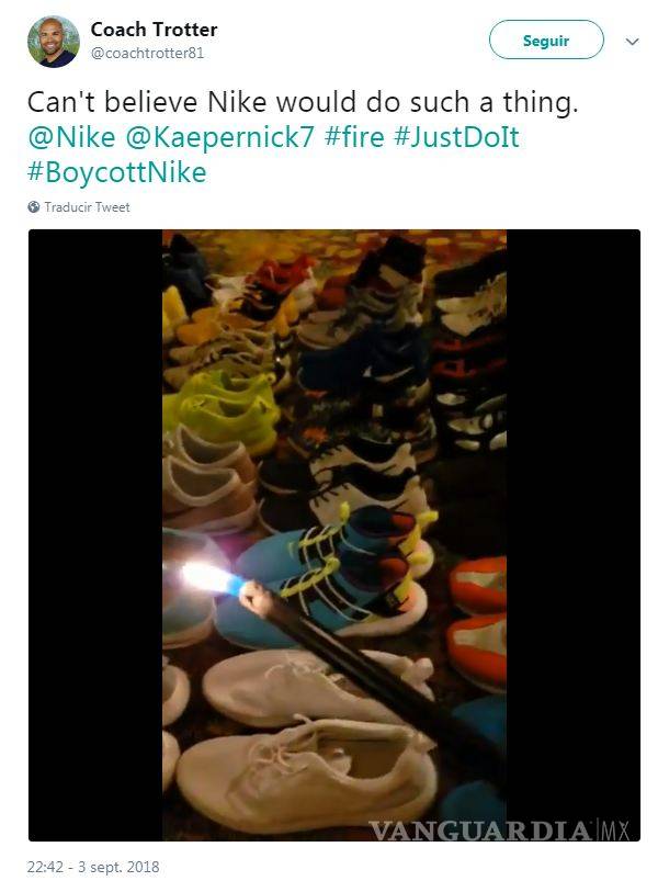 $!Queman tenis Nike por polémica campaña de Colin Kaepernick; acciones de la empresa van en picada
