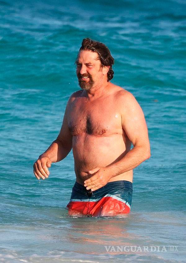 $!Gerard Butler luce barriga, ¿qué diablos le 'panzó' a Leónidas'?