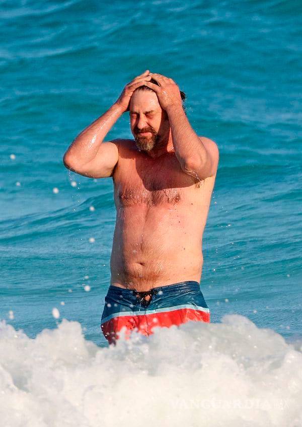 $!Gerard Butler luce barriga, ¿qué diablos le 'panzó' a Leónidas'?
