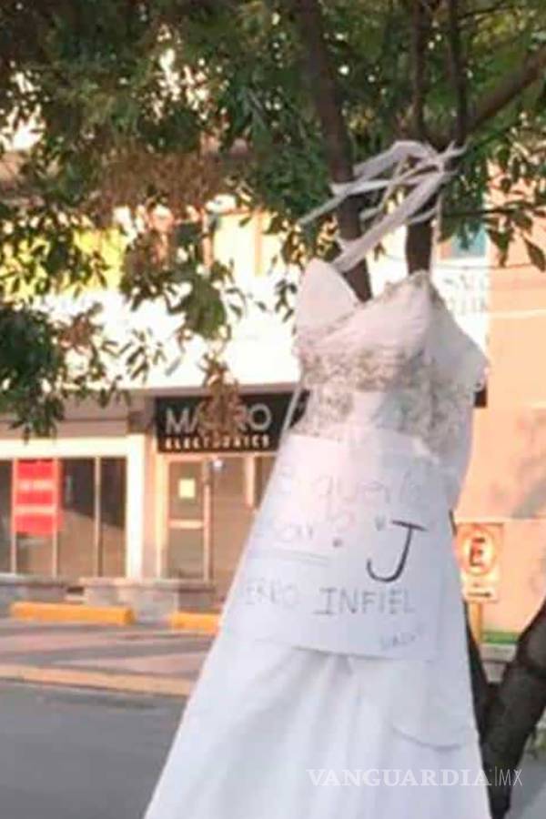 $!"¿Te querías casar? perro infiel", exhiben infidelidad colgando vestido de novia