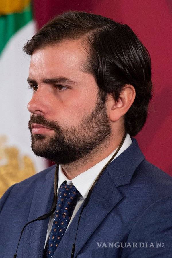 $!¿Quién es el Dr. Alejandro Svarch?... el médico que roba cámara a López-Gatell en la conferencia del Covid-19