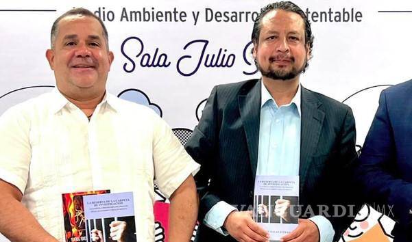 $!En la FILA 2022, Vicente Salas Estrada (der.), también egresado de licenciatura y posgrado de la Facultad de Jurisprudencia, presentó uno de sus libros.