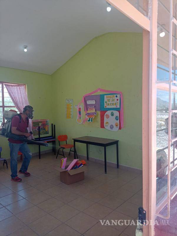 $!Se atienden comunidades como Landeros, Mesón del Norte y Fraustro con fumigaciones para combatir garrapatas.