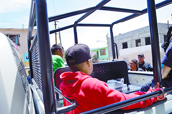 $!Detienen en Saltillo a tres menores por golpear a uno en secundaria