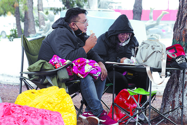 $!Familias improvisan refugios afuera del Hospital del Niños de Saltillo