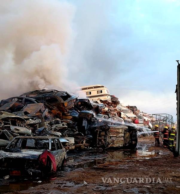 $!Arden centenares de vehículos en corralón de “Grúas Laguna” en Torreón