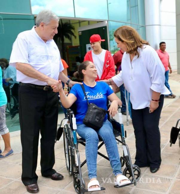 $!El alcalde José María Fraustro Siller entregó una silla de ruedas estándar a uno de los beneficiarios durante el evento.
