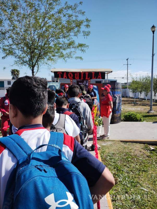 $!Estudiantes y padres de familia participaron en actividades de dramatización y exploración de géneros literarios durante el proyecto.