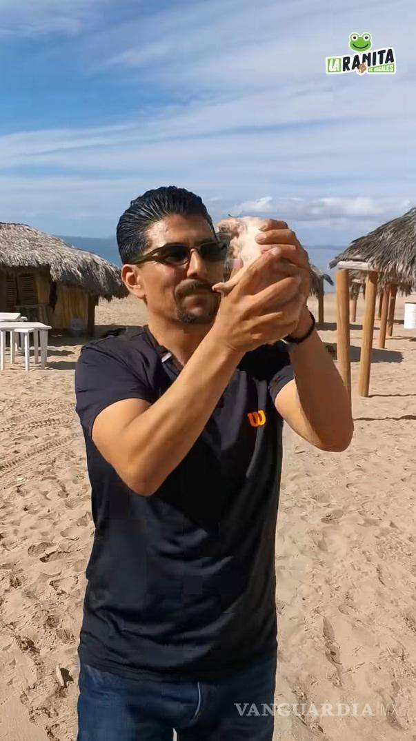 $!Alberto Velázquez posa junto a perros rescatados.