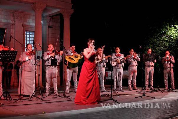 $!Disfrutan de noche mexicana, con ópera y mariachi, en la Alameda de Saltillo