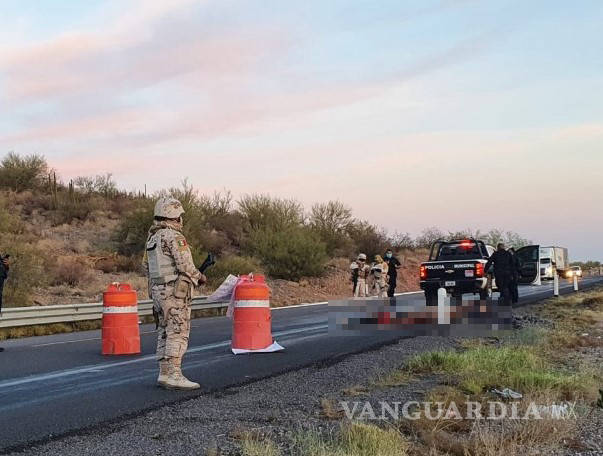 $!Dejan cinco cuerpos en una carretera de Sonora, uno sobrevive por 'hacerse el muerto'