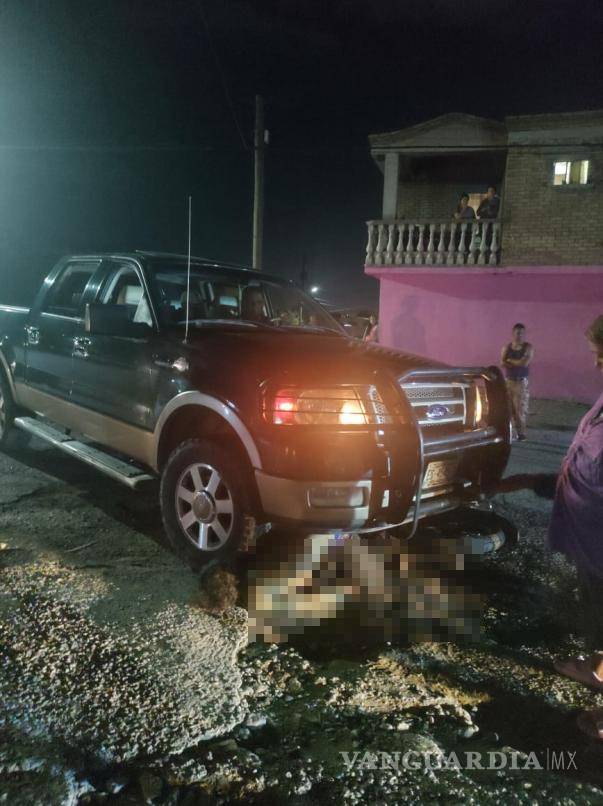 $!Vecinos intentaron ayudar al joven de 21 años, quien terminó prensado debajo de la camioneta.