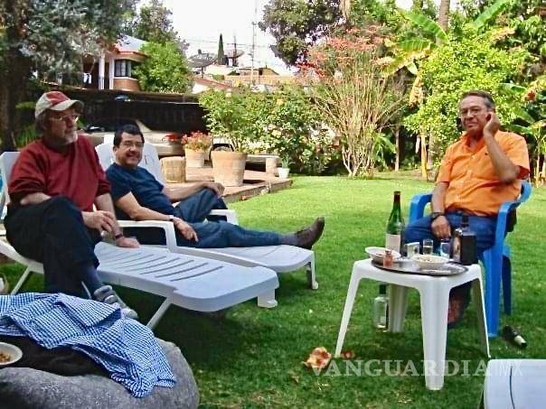 $!Pedro Moreno nos compartió estas imágenes de una reunión entre amigos con el escritor.