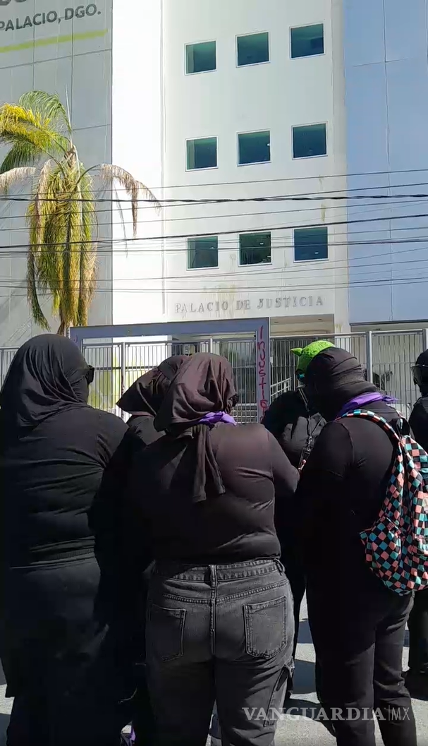 $!Protesta feminista frente al inmueble judicial este lunes.