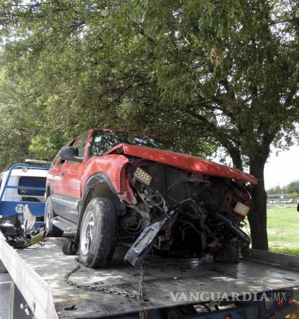 $!Elementos de tránsito acudieron al lugar del accidente para asegurar la zona y deslindar responsabilidades por los daños a infraestructura pública.