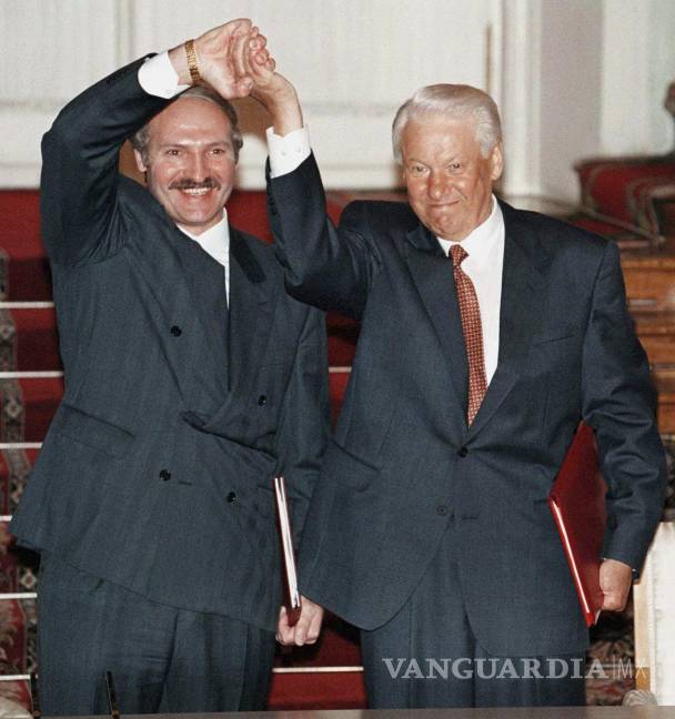 $!El presidente ruso, Boris Yeltsin, y el presidente bielorruso, Alexander Lukashenko, tras firmar un estatuto sindical en el Kremlin de Moscú, el 23 de mayo de 1997.