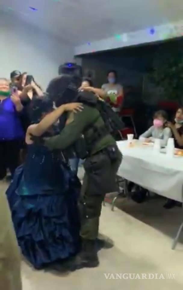 $!Se 'estrenan' como chambelanes Elementos del GRS en Saltillo para cumplir sueño de quinceañera