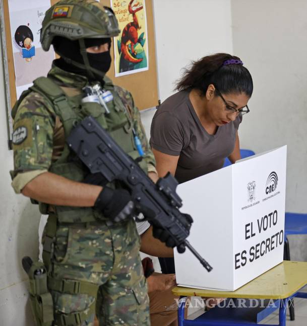 $!Militares brindan seguridad a los ciudadanos en sus centros de votación durante la jornada de elecciones generales en Ecuador.