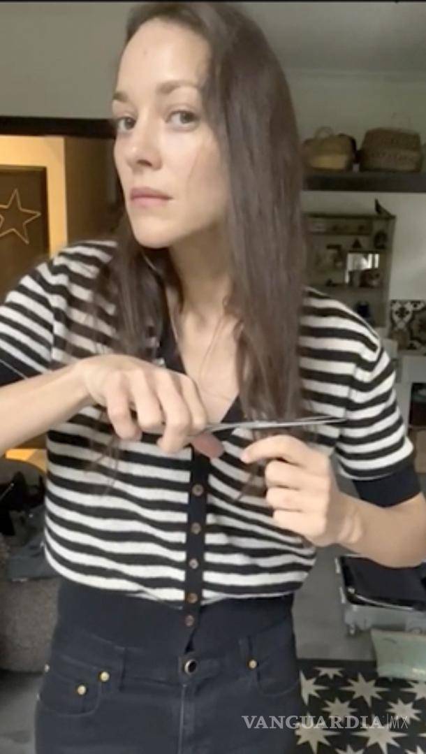 $!La actrizMarion Cotillard se corta un mechón de cabello para apoyar a los manifestantes iraníes que se oponen a su liderazgo por la muerte de Mahsa Amini.