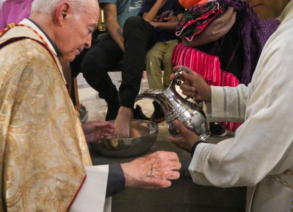 Arzobispo les lava los pies a madres buscadoras y migrantes durante Jueves Santo