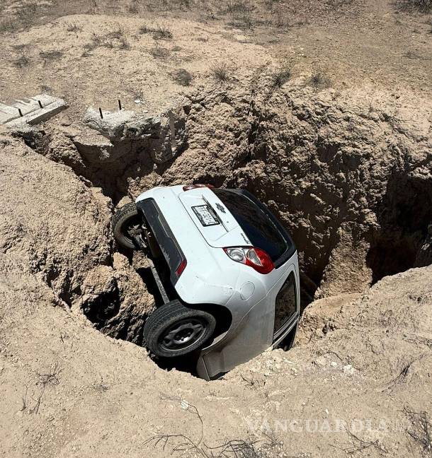 $!Las fuertes lluvias habrían provocado que la camioneta quedara atorada en la noria.