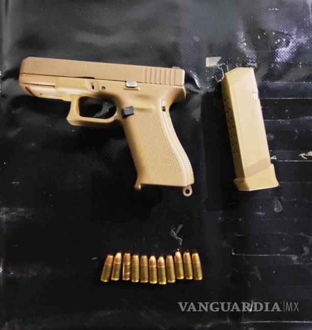 Detienen a hombre en auto con placas de Coahuila, en posesión de drogas y un arma en Nuevo León