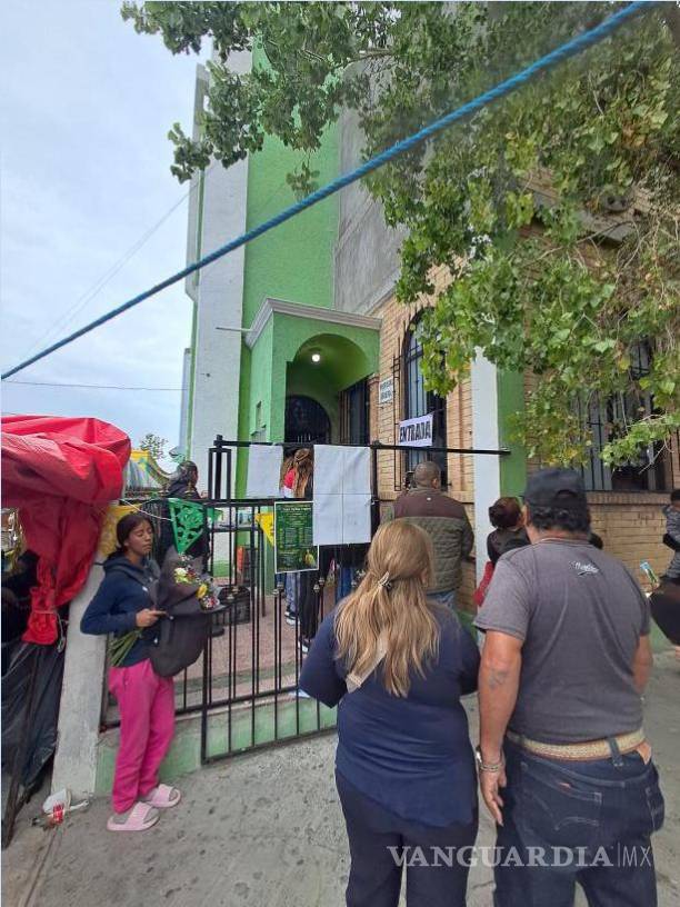 $!Con rosas y veladoras en las manos, devotos de San Judas Tadeo esperaron su turno para ingresar al templo durante la celebración de este 28 de octubre.