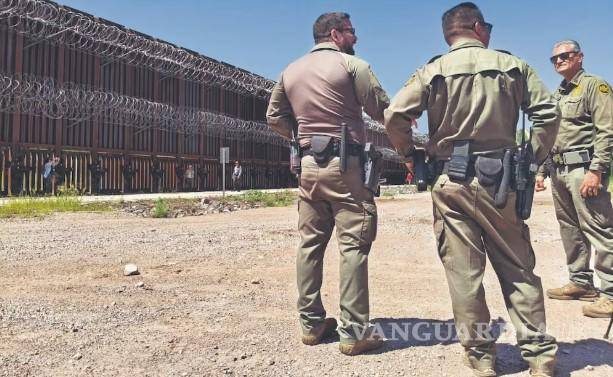 $!Agentes de la Patrulla Fronteriza de EU aseguran que los coyotes y traficantes siempre han vigilado sus movimientos; sin embargo, ahora lo hacen con tecnología.