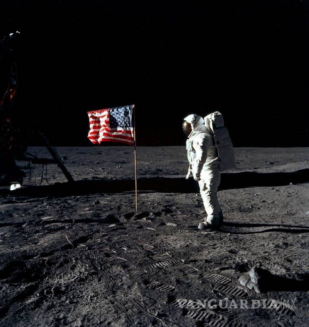 $!Armstrong se convirtió en el primer astronauta que pisó la superficie de la Luna a las 2:56 (hora internacional UTC) en una zona denominada Mar de la Tranquilidad