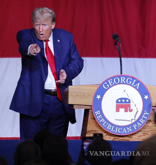 $!El expresidente y candidato presidencial republicano Donald Trump reacciona cuando se va después de hablar en la Convención Estatal GOP de Georgia.