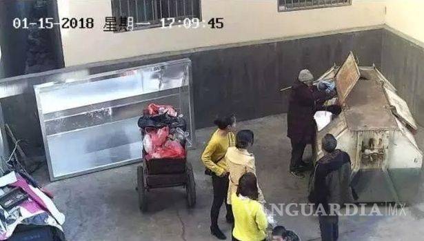$!Padre tira a su bebé a basurero, pero la salva anciana