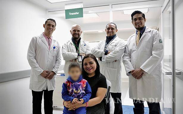 $!Familiares acompañaron al niño durante su estancia hospitalaria, donde médicos confirmaron que había respondido favorablemente al procedimiento reconstructivo.