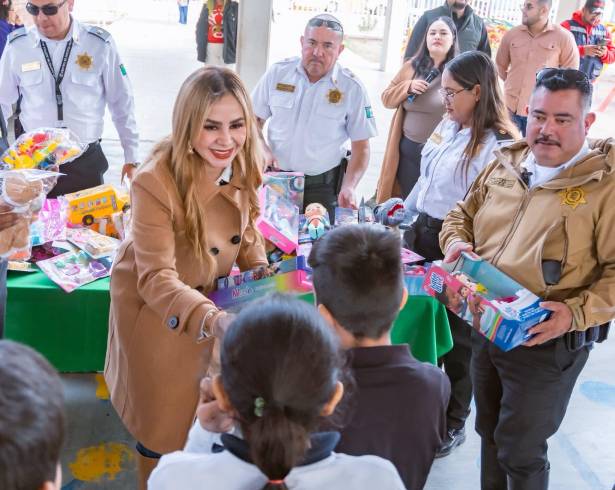 Las y los menores recibieron juguetes como parte de una actividad recreativa realizada en las instalaciones del centro.