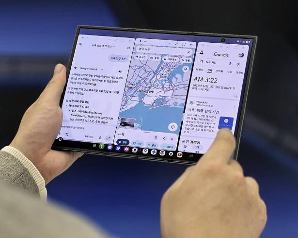 El gigante tecnológico surcoreano Samsung Electronics presentó este martes su nuevo dispositivo móvil Galaxy Z TriFold, un teléfono plegable triple que se expande hasta alcanzar una pantalla de 10 pulgada.