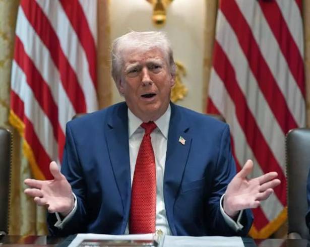 Trump quedó tan satisfecho con el regalo que le dio a Irán días adicionales para abrir el estrecho.