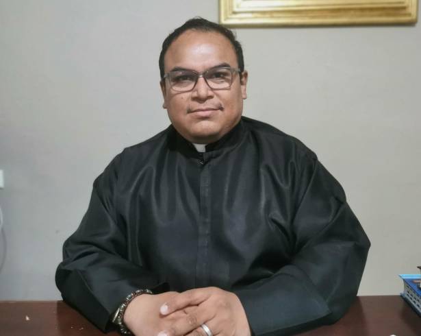 El sacerdote enfatizó que la construcción de la paz debe iniciarse en el seno familiar, mediante la formación de valores como el respeto, la responsabilidad y la ternura desde la infancia.