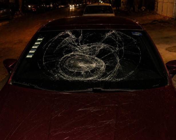 Algunos asistentes solicitaron apoyo de aseguradoras y grúas luego de encontrar daños en sus automóviles.