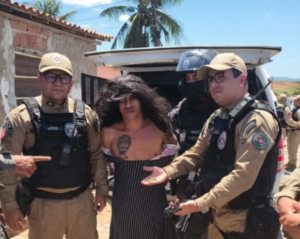 Silva, de 33 años, también llevaba sandalias de mujer, gafas oscuras y las uñas pintadas, y cargaba a un niño de 2 años.