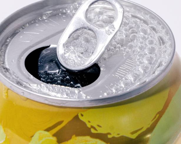 ¿El agua mineral daña los dientes?